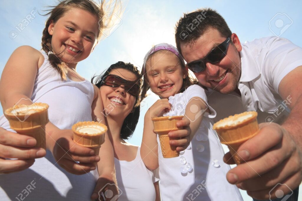 Familia disfrutando helados artesanales en una heladería